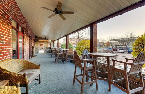 Moline Hotel | Whirlpool, Fireplace, Theme Suite, Stoney Creek Quad Cities, Pool