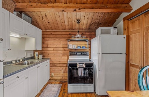 Berkeley Springs House | Whispering Hills - Private Couples Retreat | Pet-Friendly | Wifi | Fire Pit