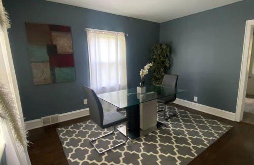 Maywood House | Whole house near city with private parking