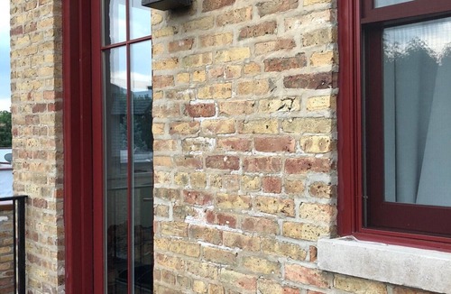 Wicker Park House | Wicker Park 3 Bedroom. Top floor Historic Greystone. Near Damen El Stop.