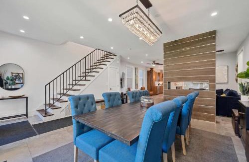 West Town House | Wicker Park 4bd 3ba, Steps from CTA, Parking Incl home