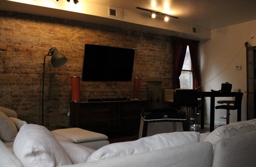 Pulaski Park Apartment | Wicker Park- Sleep's up to 12- Finished construction & lowered price for winter