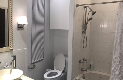 Pulaski Park Apartment | Wicker Park- Sleep's up to 12- Finished construction & lowered price for winter