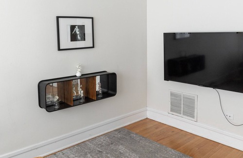 Bucktown Apartment | Wicker Shops, Eats, Bars | Outdoor Patio | Zencity