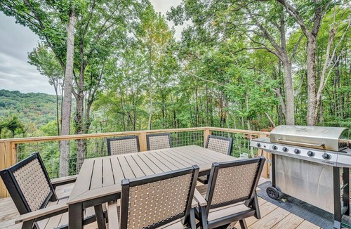 Beech Mountain Cabin | Wild Daisy Haven | Hot Tub | Games | Dog Friendly