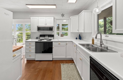 Marion House | Wild Sun Retreat- Waterfront, firepit, Kayak, lily pad, pet friendly with fee