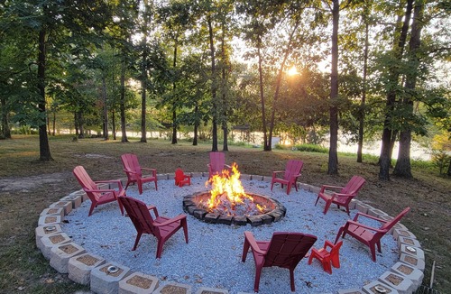 Texico Cabin | Wildwood Escape Cabin - Lake, Kayaks, Fishing, Dock, Patio, Garden, Huge Firepit
