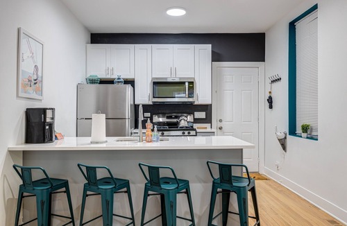 Pulaski Park Apartment | Windy City Wow! Private Deck, Pet Friendly, and Free Parking! by AllSet Turnover