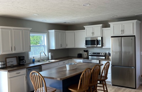 Cobden House | Wine Trail, Cozy Cabin plus hot tub
