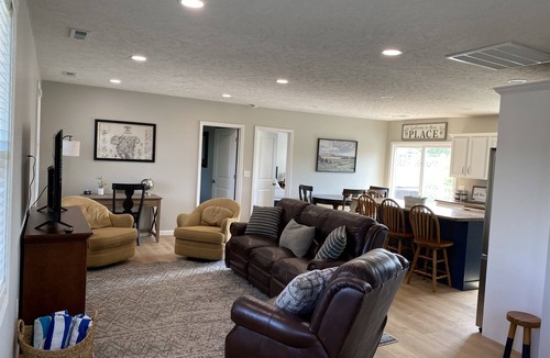 Cobden House | Wine Trail, Cozy Cabin plus hot tub