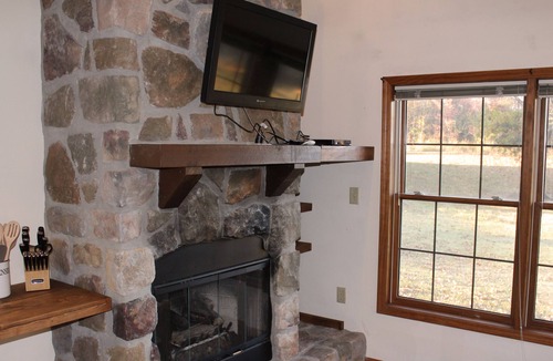 Makanda Cabin | Winetrail Cabin - Giant City SP, SIU, Cedar Lake, & Shawnee Forest minutes away!