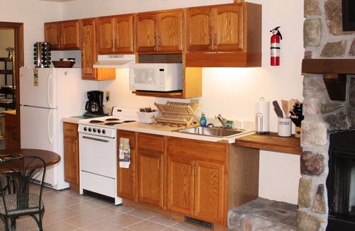 Makanda Cabin | Winetrail Cabin - Giant City SP, SIU, Cedar Lake, & Shawnee Forest minutes away!