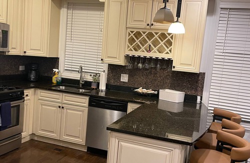Woodlawn House | Woodlawn Oasis.10 Minutes to Dining & Downtown