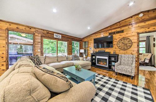 Shelbyville House | Woodsy Home with View, 1 Mi to Lake Shelbyville