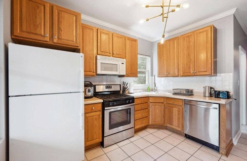 Wrigleyville Apartment | Wrigleyville 2BR w/Parking, Firepit & Workspace for Remote Work