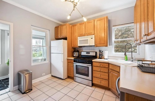 Wrigleyville Apartment | Wrigleyville 2BR w/Parking, Firepit & Workspace for Remote Work
