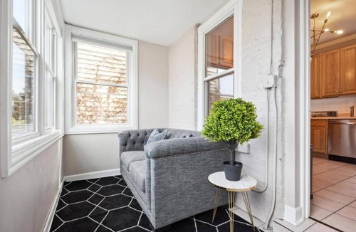 Wrigleyville Apartment | Wrigleyville 2BR w/Parking, Firepit & Workspace for Remote Work