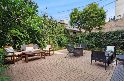 Wrigleyville Apartment | Wrigleyville 2BR w/Parking, Firepit & Workspace for Remote Work