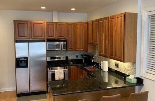 Lakeview Condo | Wrigleyville Condo, Sleeps 10, 1/2 block from Wrigley Field