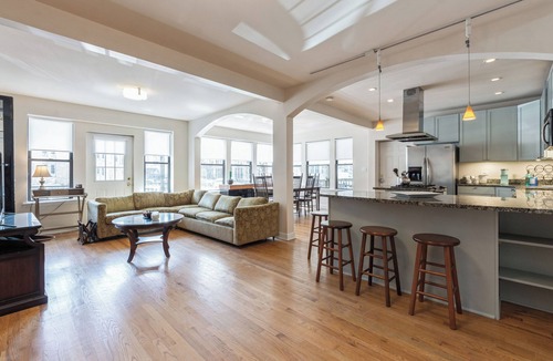 Buena Park Condo | Wrigleyville Home away from Home! 5 mins from downtown! steps from Lake! Cozy!