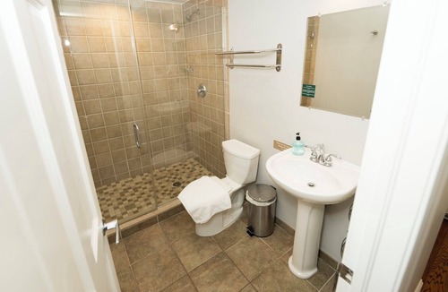 Lakeview Condo | Wrigleyville Inn, Beautiful Modern 1 Bedroom, Steps from Wrigley Field