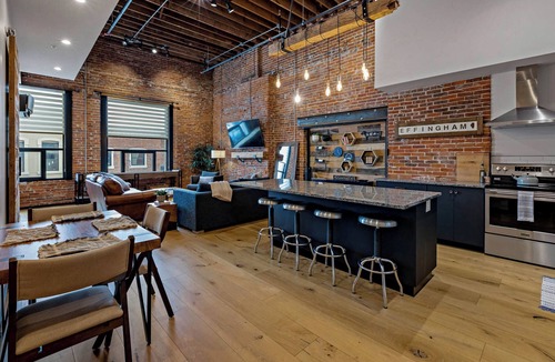 Effingham Apartment | XCHNG Unit A. Luxury Suite., XCHNG. Industrial Executive Loft w/King Bed