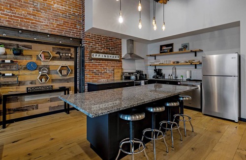 Effingham Apartment | XCHNG Unit A. Luxury Suite., XCHNG. Industrial Executive Loft w/King Bed