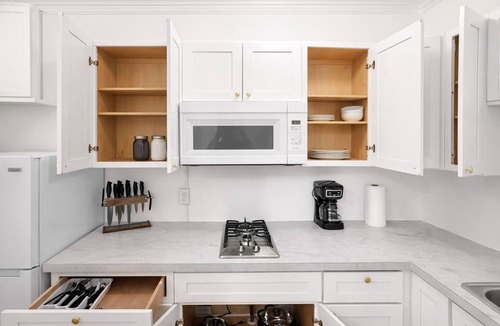 East Avenue Apartment | Your Cozy Studio HighFalls TV Kitchen Rochest DT