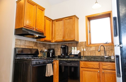 New City Apartment | Your Home Away from home -12 mins from Downtown
