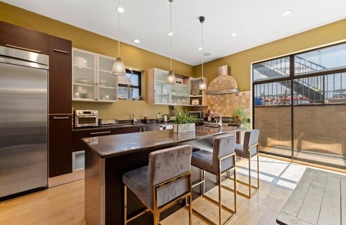 Heart of Chicago House | Zen Oasis of Elegance: Expansive Executive Home