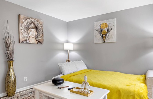 Yorkville Condo | Zen Retreat Themed Apartment, 75TV, Garage, FastWiFi