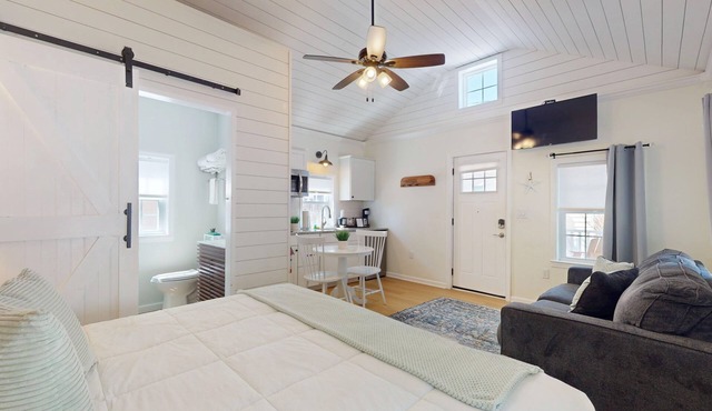 1BR King Bed Sofa Bed Sleeps 4 POOL - 14