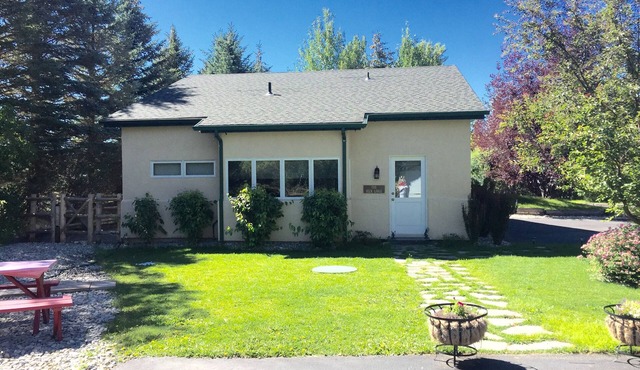 2 Bd. 2 Bath Charming Country Guest House close to ski slopes of Sun Valley