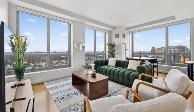 2BR/2BA Downtown | Skyline Views + Luxury Comfort