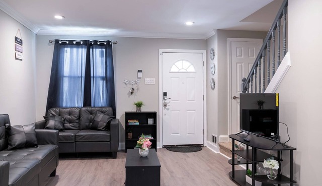 3 Bedroom Home Fully Furnished in Quiet Neighborhood Great Amenities