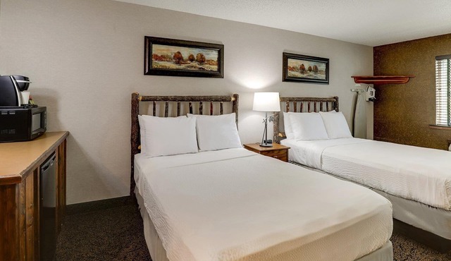 3 Suites | Modern Stay w/Pool & Hot tub Onsite| 5 mi to Gray’s Lake Park