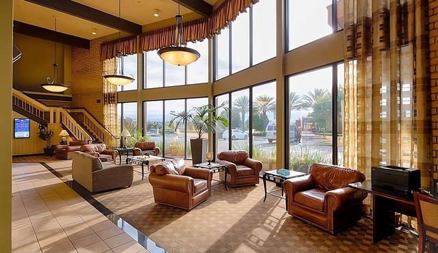 4 Comfortable Units! Outdoor Pool, Parking, Pets Allowed, Near Turtle Bay East!