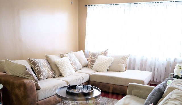 4 miles or 10 minutes from JFK Airport! Entire 2,100 sq ft Family-sized unit