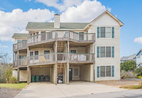 A Beach Ball - Corolla, Crown Point, Semi-Oceanfront, 50 Ft to Beach Access, Community Pool, Hot Tub, Pets OK