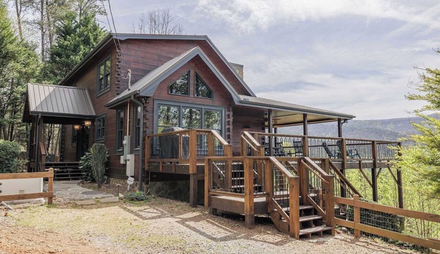 Above the Clouds: Summer Mountain Retreat with Hot Tub, Fireplace & Views