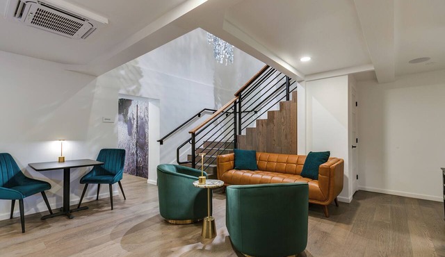 Accessible Queen Room with Modern Comforts – Ideal for Relaxing Getaways!