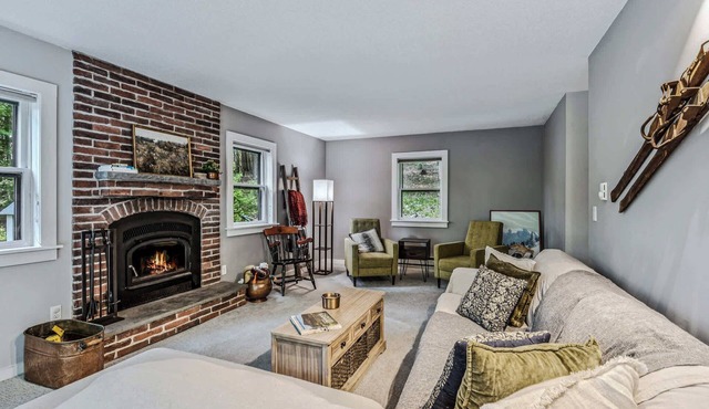 Acres & Views! Firepit, BBQ | Bayley Way Getaway