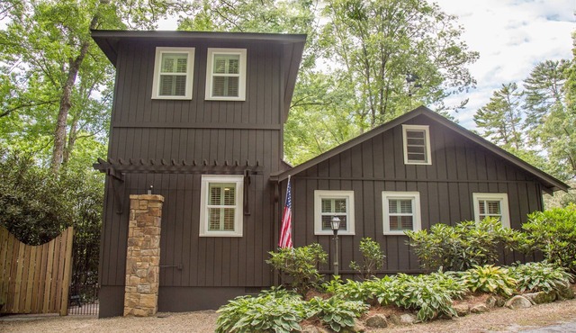 Authentic Mirror Lake Cabin, Canoe, Sleeping Loft For Families, 3 Min to Town