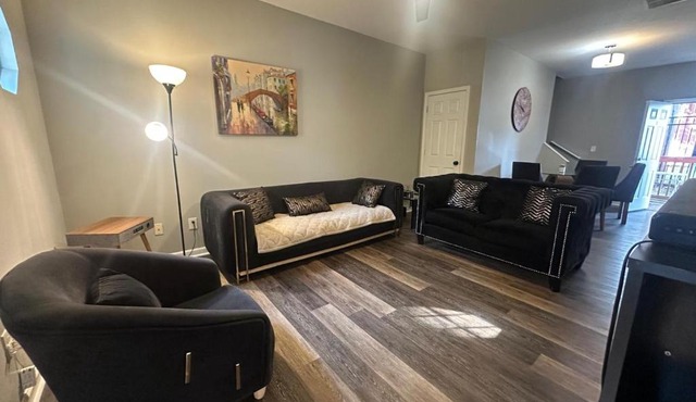 Basic 4 bedrooms with 6 beds 15 min from downtown sleeps 9 Adults comfortably for Work crews and Large groups