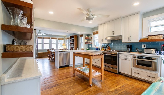 Beachfront Home Minutes to Downtown Annapolis w Parking & Dog-Friendly