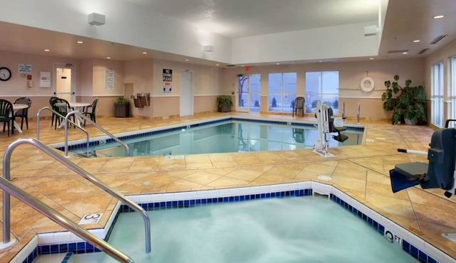 Beltline Hwy 2 Queen Studio Breakfast & Pool