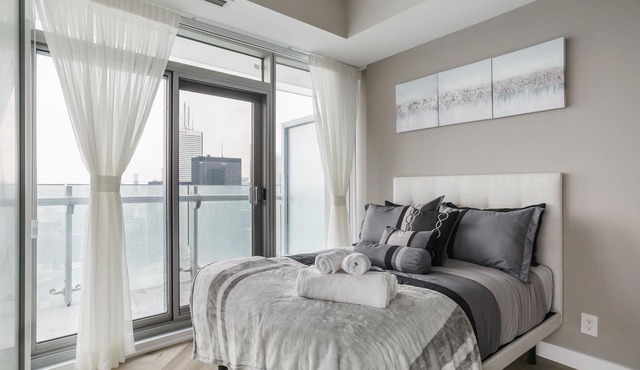 Billion Dollar CN Tower view 2 Bed 2 bath, Parking