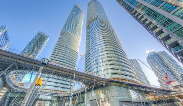 Bright & Modern Downtown Condo, Walk to Jays & MTCC