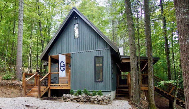 Camp Firefly, Secluded Cabin, Hot Tub, Forest View, Cozy Escape great for couples with kids!