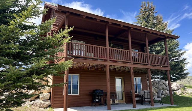 Charming Cabin with Spectacular Mountain Views near Madison River in Ennis, Montana